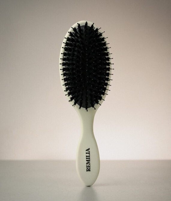Remilia Vegan Lush Brush (Sand Color)